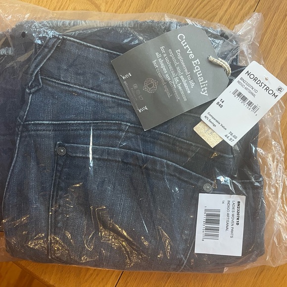 NWT.   Democracy “Ab” Technology Kick Flare jeans.  Size 14 - Picture 2 of 9